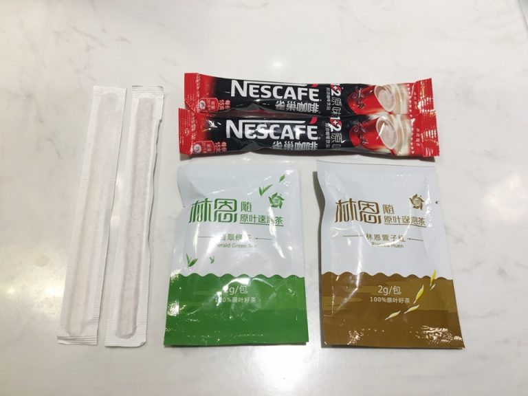 クリームと砂糖入りのインスタントコーヒー、緑茶、紅茶、木製の使い捨てマドラー