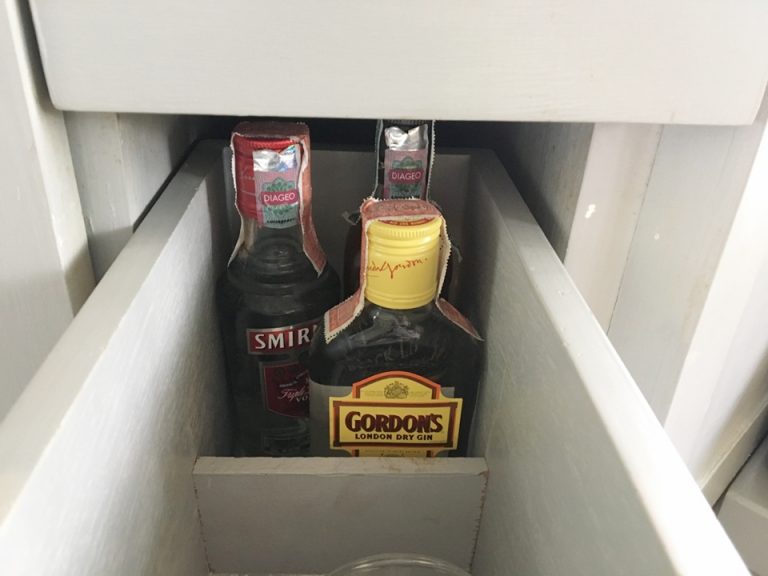 ジョニーウォーカーブラックレーベル、ゴードンズジン、スミノフウォッカ