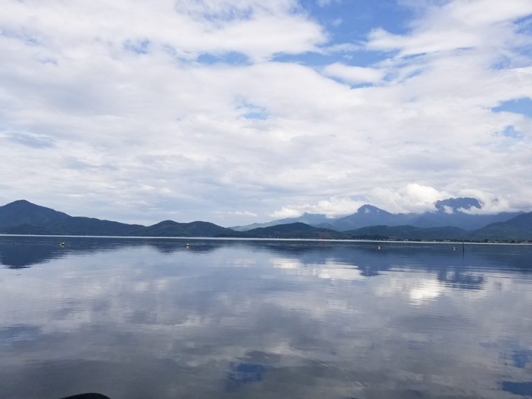 カヤックの上から見た水面。空が映ってとても綺麗でした。