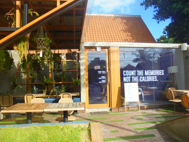 ホテルを出てすぐの右隣のお店