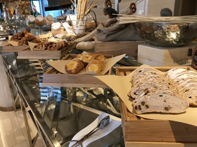 朝食バフェ、パンの種類が意外に豊富