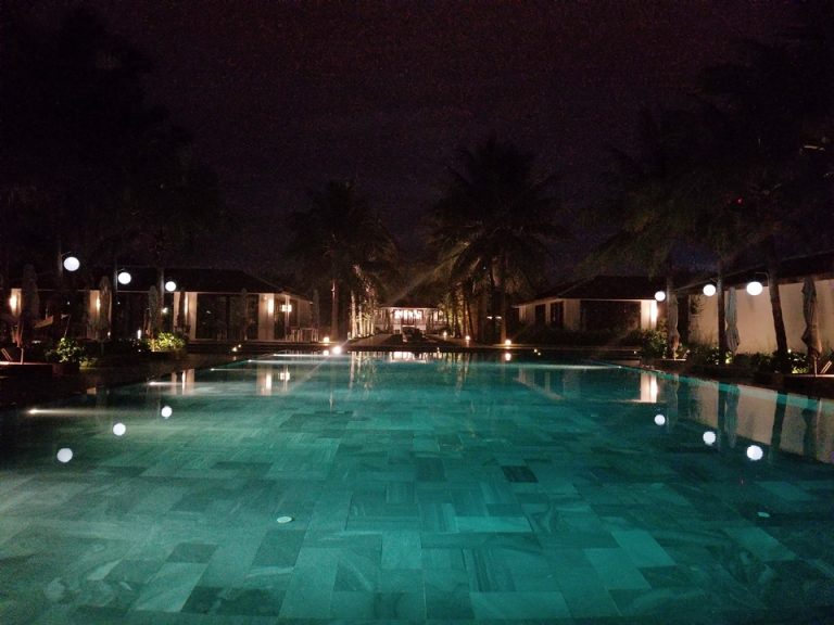 プールからホテルの棟を見た図です。こちらから見ても綺麗!