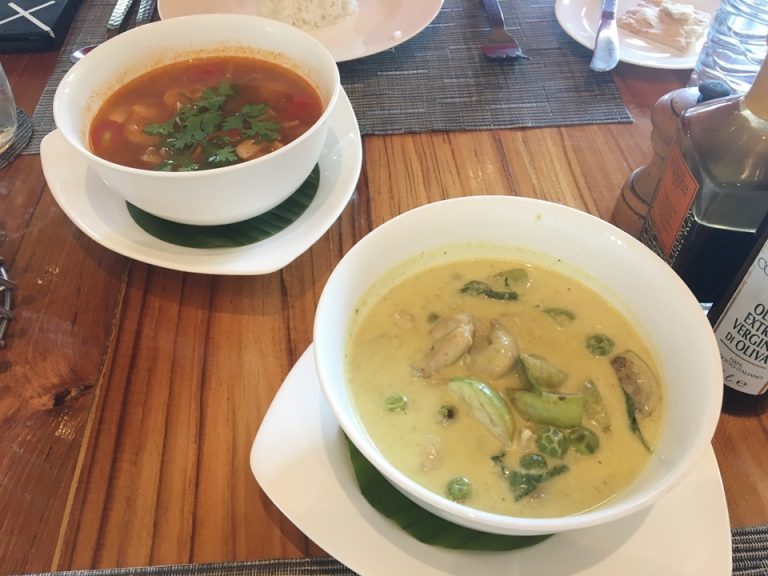 サンセットカフェのトムヤムクンとグリーンカレー