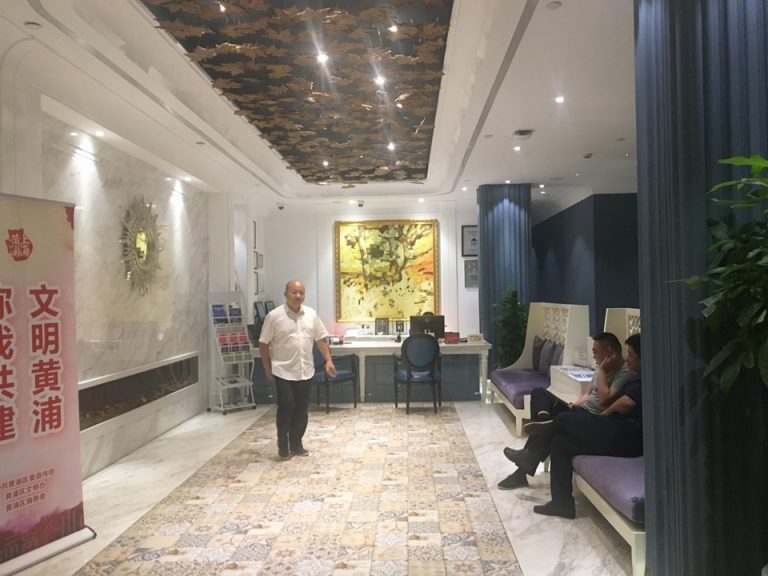 ロビー。奥がフロントです