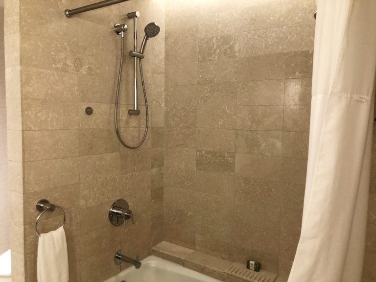 シャワーはホース付きで、高さもかえられます。