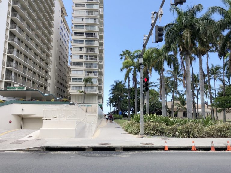 ワイキキショア横の小道を進むと直ぐビーチです。
