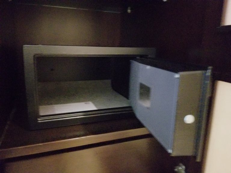 セーフティーボックスの中。