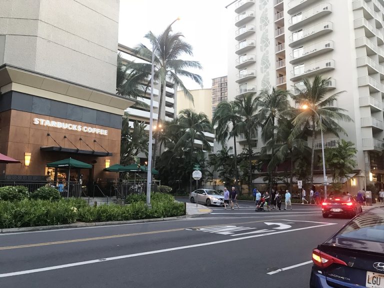 ロイヤルハワイアンショッピングセンター側 スタバが目の前