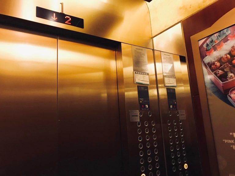 エレベーター中2