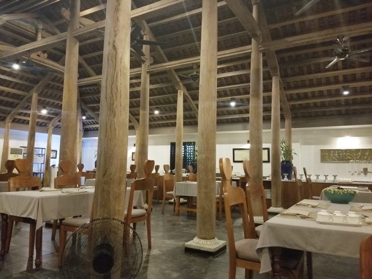 クーラーは無く、席に座ると扇風機を付けてくれます。