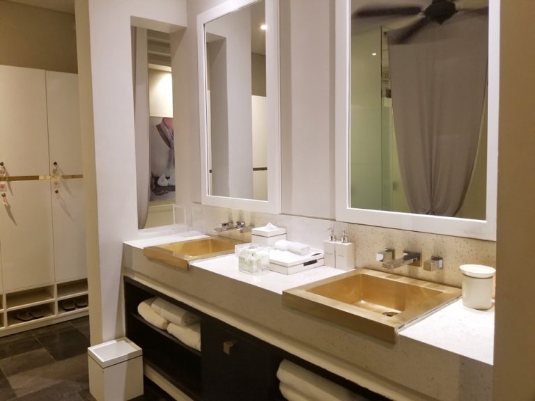 お手洗いにはブラシや綿棒、フェイスタオルも置いてありました。