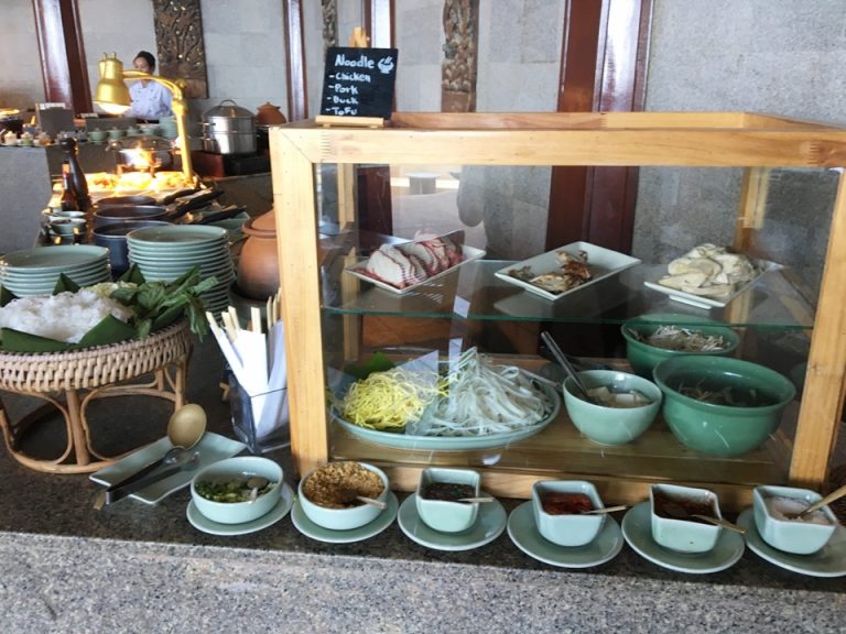 ヌードルバー。好みの麺や具を選べます