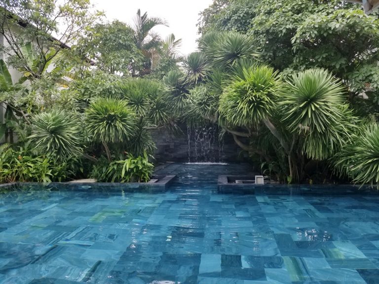 スパガーデンのプールは滝がありました。