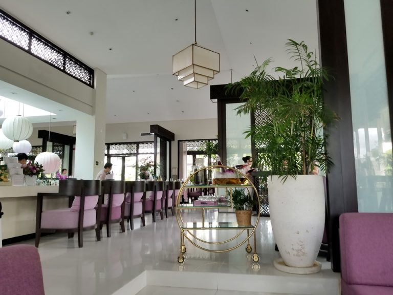 フロント側からの図。左手はバーカウンターになっています。