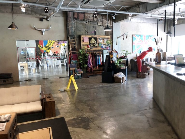 フロントから観たレストラン外観入口