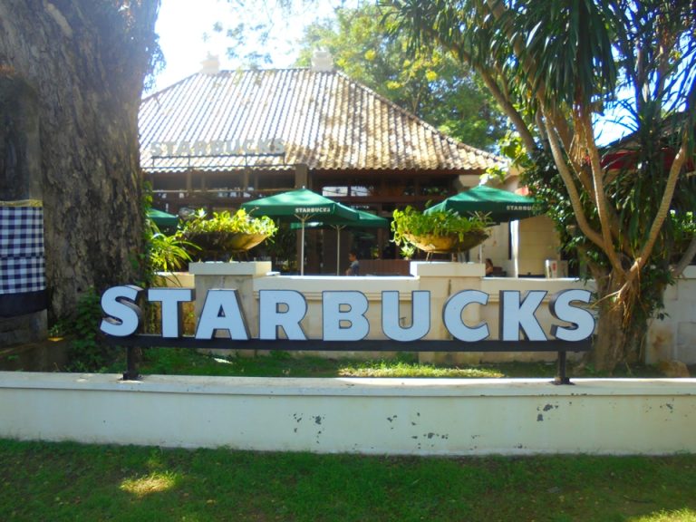 サヌールのスターバックスは静かで穏やかな雰囲気