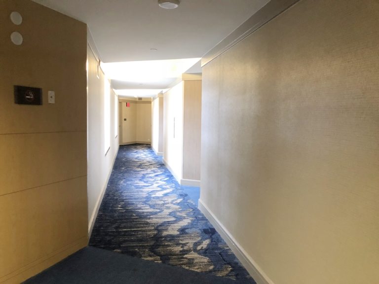 エレベーター前廊下