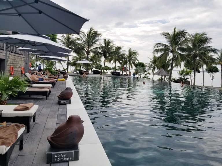 鳥のオブジェには水深が書かれています。