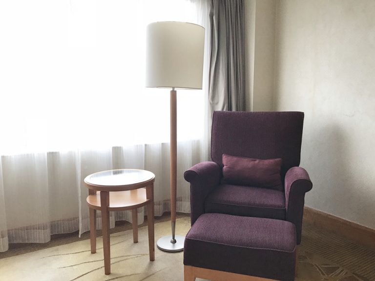 一人掛けソファは窓際に