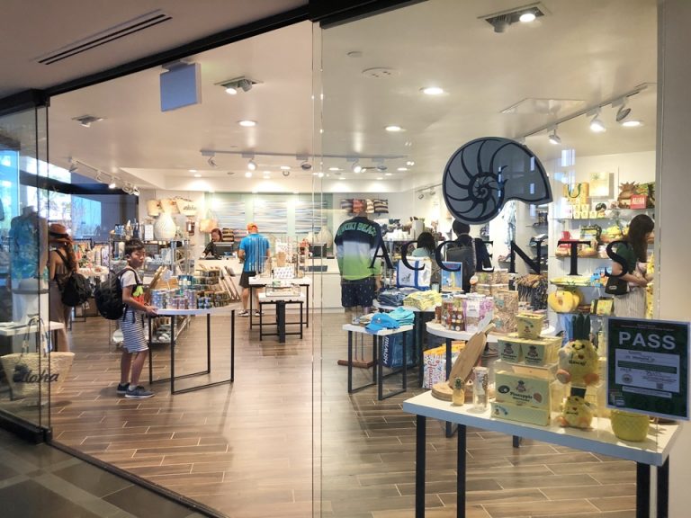 ロビーにあるショップ。飲み物、スナック、お土産品などいろいろな物が揃っていました。