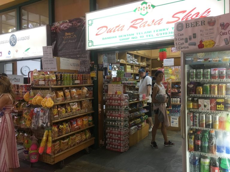 フェリーターミナルにある売店。