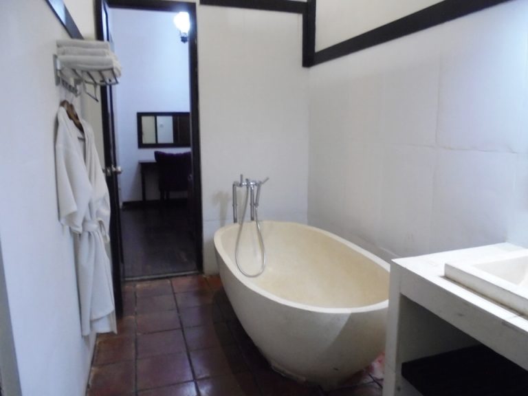 バスタブとバスローブ、タオル類。バスローブは2日か3日に1回程度の交換でした。バスタブの水は溢れないようにする上部の排水溝がないのでお湯をためる際はお気を付けください