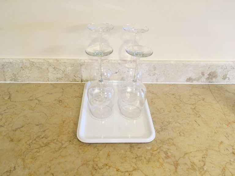 ワイングラスも4脚用意されていて、活用しました。