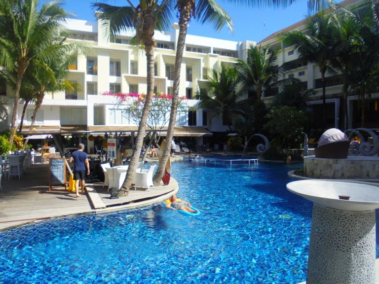 大人から子供まで楽しめるプール