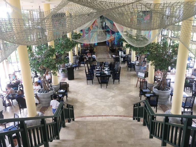 ロビーから朝食会場へ下りる階段