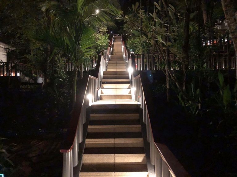 コテージとメインの建物を行き来する階段。夜はライトアップされます