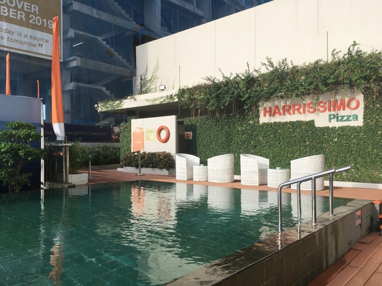 プール横のいすとテーブル