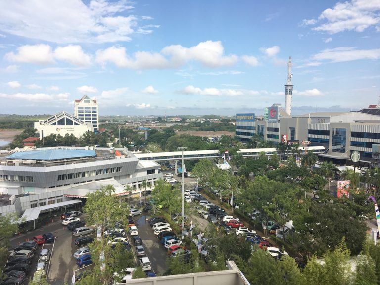 6階廊下奥の窓からの眺め 左ターミナル 右モール