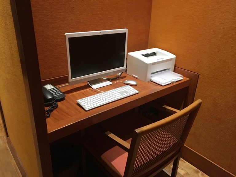 ライブラリー内のパソコンとプリンター