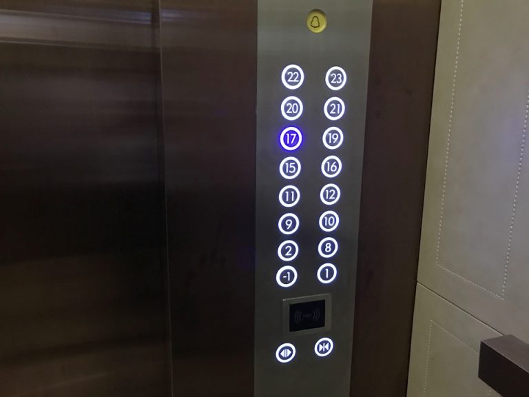 見やすいボタン、エレベーターのボタンは見やすくルームカードキーをかざす必要あり