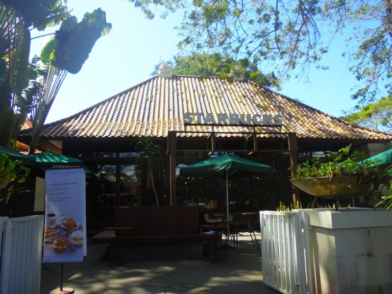 沖縄のような雰囲気のスターバックスサヌール店