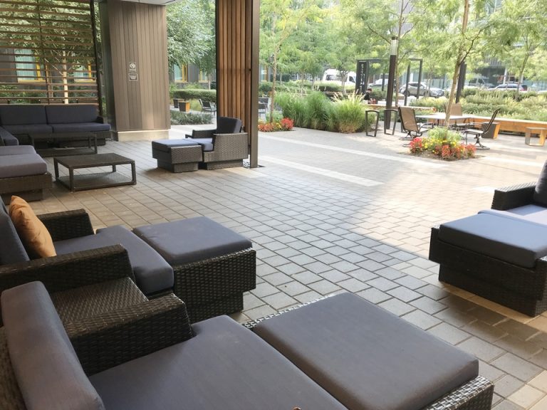 中庭にあるソファーコーナー