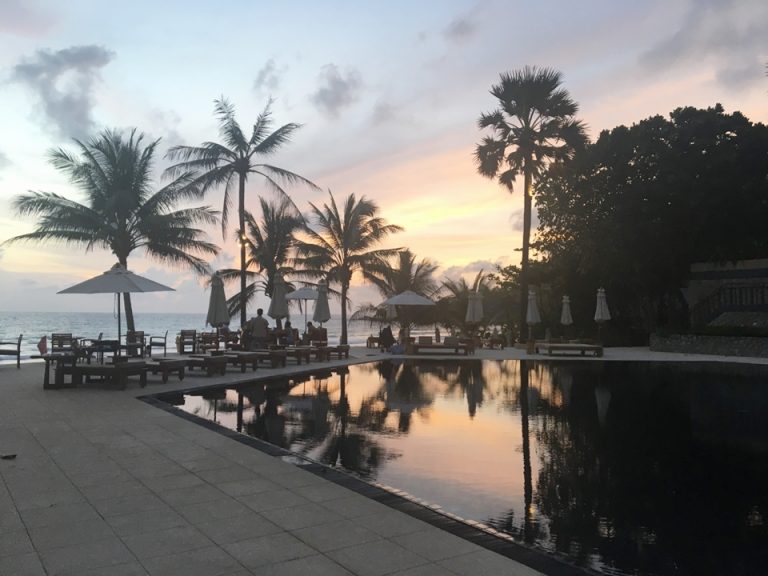 プールに映るサンセット