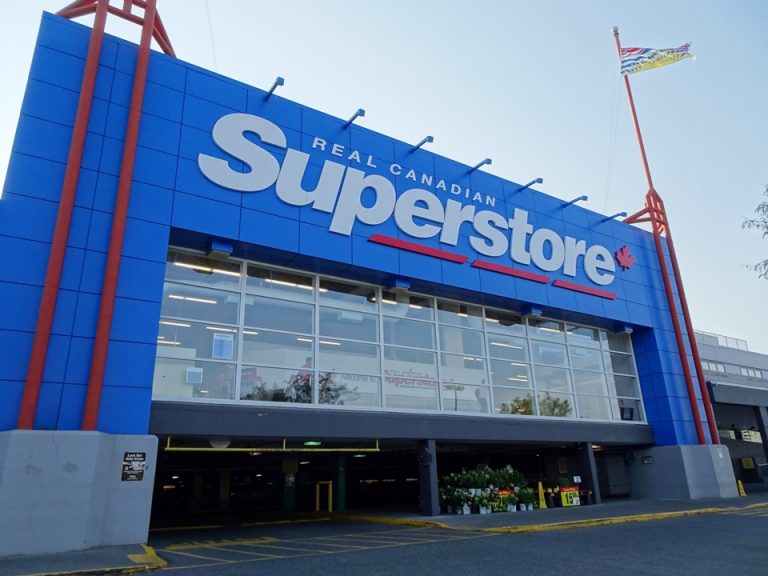 ホテルから徒歩圏内にスーパーあり