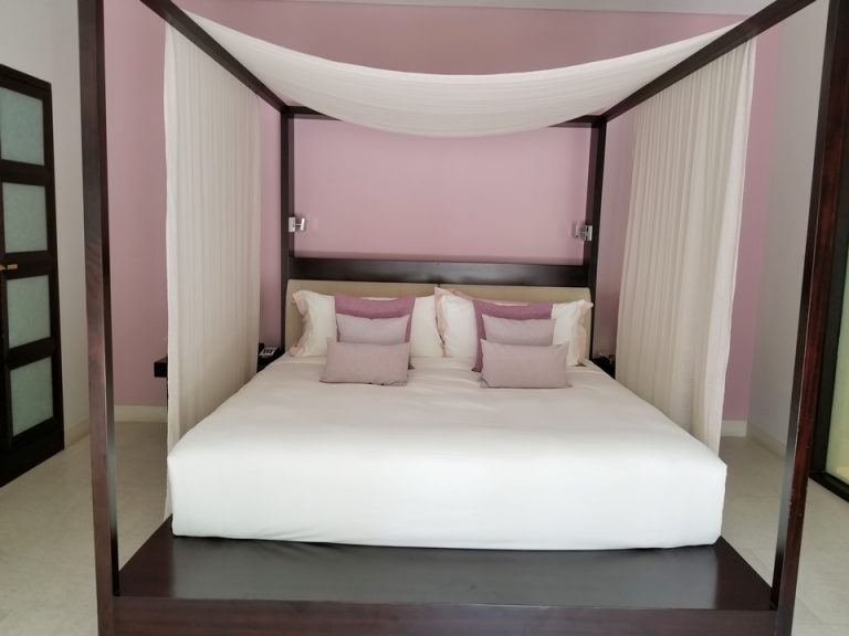 ベッドの壁やクッションもピンクで統一されており可愛かったです。