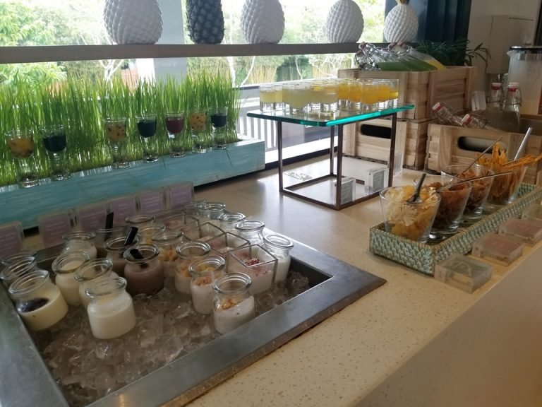 ヨーグルト類も豊富でした。奥にはドライフルーツやドリンクがあります。