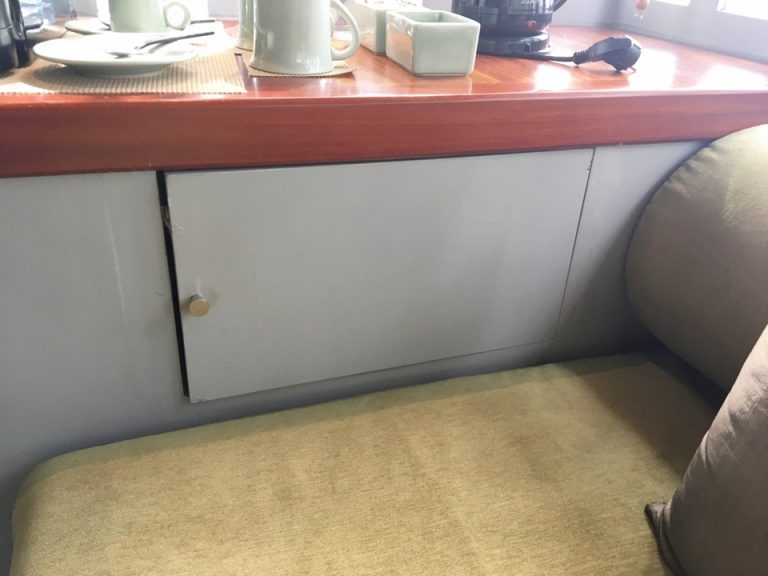 この扉を開けるとセーフティボックスがあります