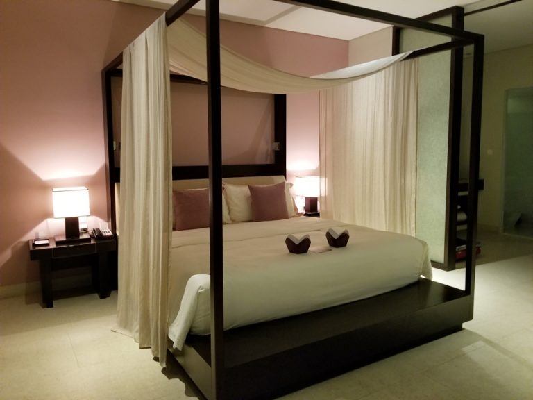 夜、部屋に戻るとベッドの上に灯籠が置かれていました。