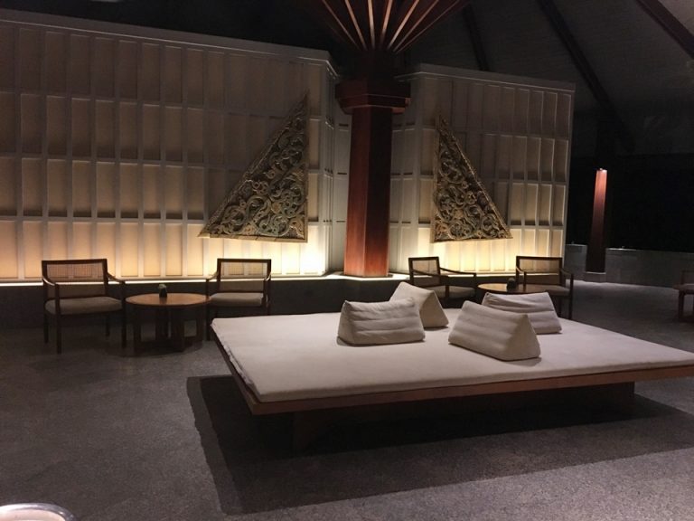 フロントカウンター側から見たロビー