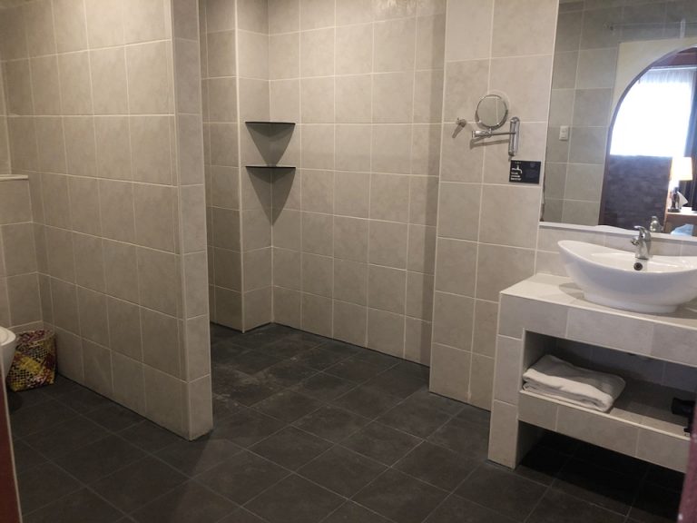 バスルーム入口から全景