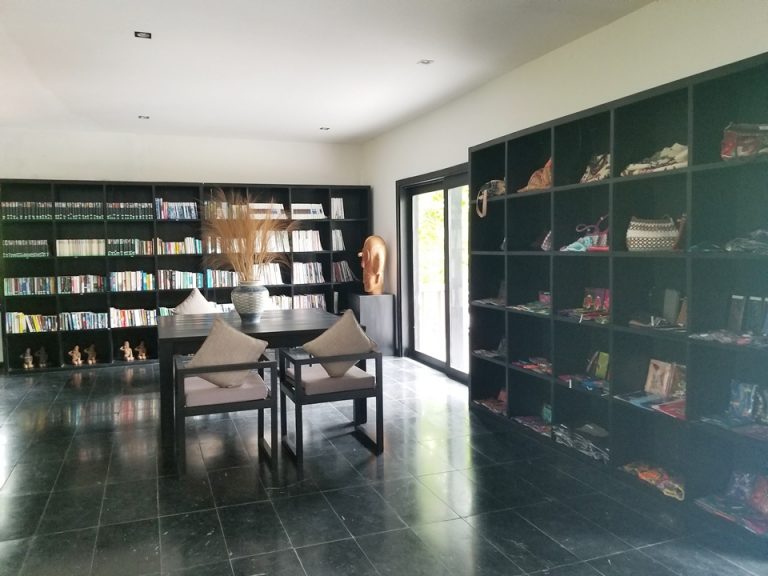 奥がライブラリーでしょうか、本がたくさんありました。