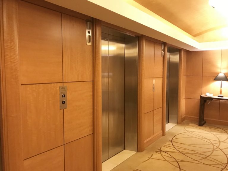 客室フロア(16階)エレベーターホール