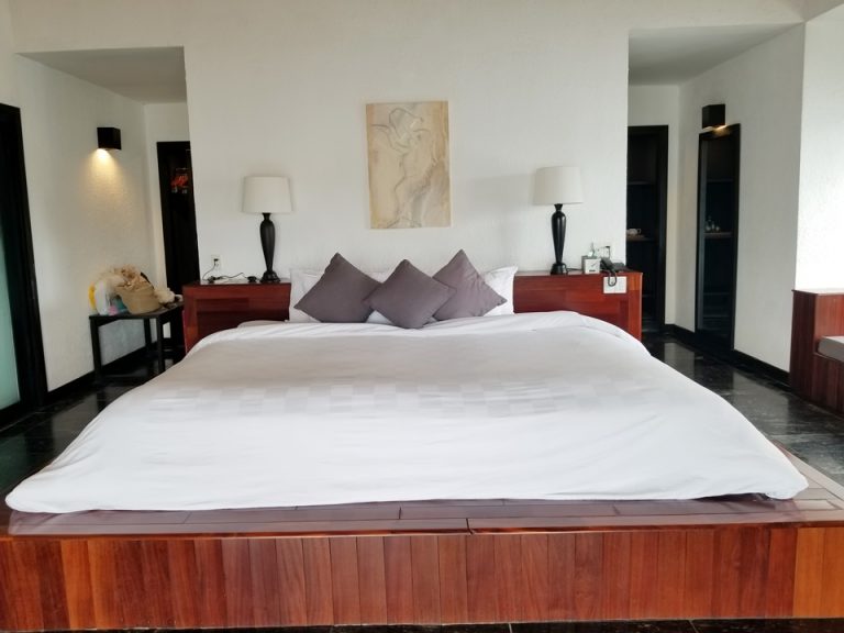 ベッドはキングサイズで広々でした。