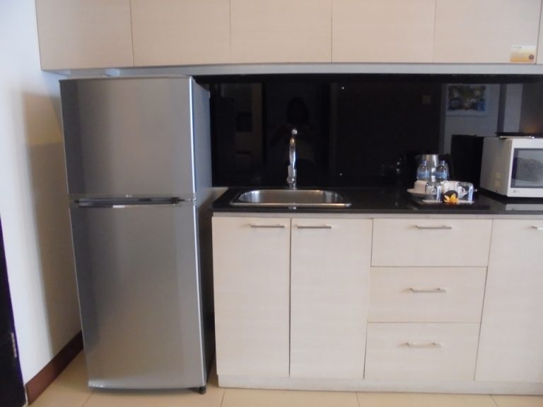 キッチンと冷蔵庫。冷蔵庫の中身は空で、家族サイズのものになります。お部屋でみんなで持ちよりパーティもできそうです