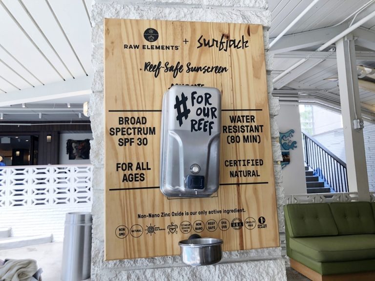 ロビー階の数カ所に日焼け止めが設置されていました。珊瑚や自然に優しい安全な物のようです。