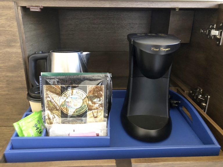 ミニバー コーヒー、コーヒーメーカー、緑茶パック、紙コップ、ポット、砂糖ミルクがセットされてます。